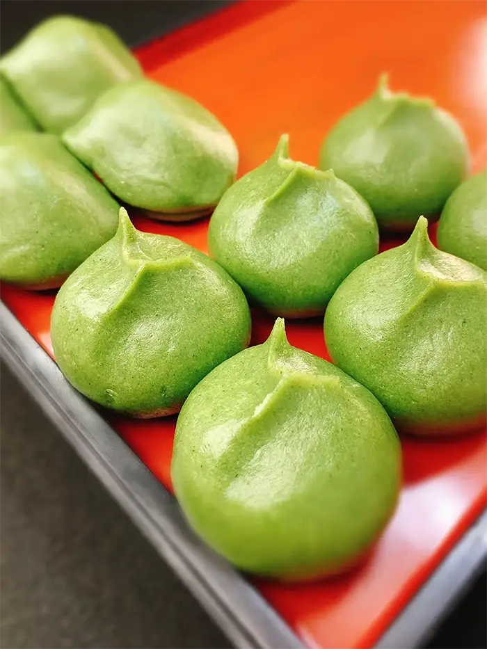 毎朝ひとつひとつ手作りしている草餅の写真。伊勢屋西川口店 | 西川口のおにぎり