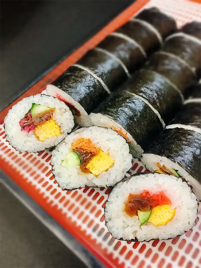 毎朝ひとつひとつ手作りしている切ってある太巻きの写真。伊勢屋西川口店 | 西川口のおにぎり