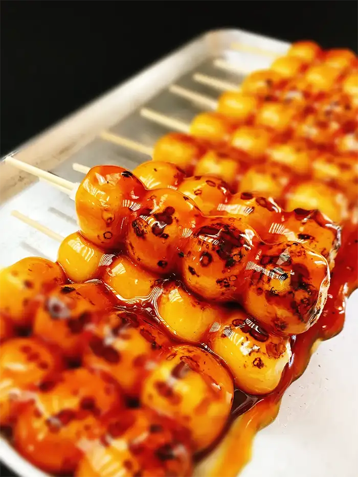 毎朝ひとつひとつ手作りしている焼き団子の写真。伊勢屋西川口店 | 西川口のおにぎり