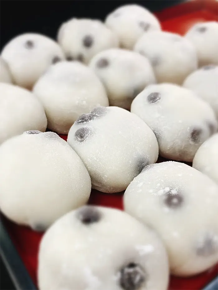 毎朝ひとつひとつ手作りしている豆大福餅の写真。伊勢屋西川口店 | 西川口のおにぎり