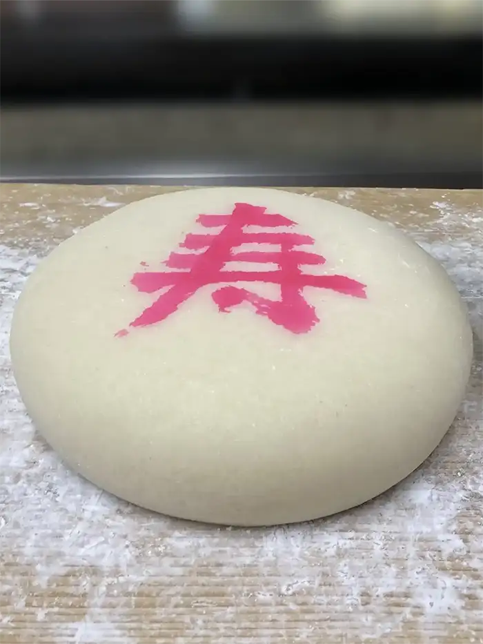 毎朝ひとつひとつ手作りしている誕生餅の写真。伊勢屋西川口店 | 西川口のおにぎり