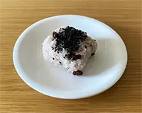 伊勢屋西川口店 | 西川口のおにぎりの赤飯のおにぎりの写真