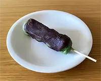 伊勢屋西川口店 | 西川口のおにぎりのよもぎの入った生地にあんこが乗ってるあん団子の写真