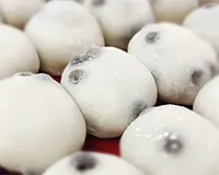 伊勢屋西川口店 | 西川口のおにぎりの餅米は宮城県産”みやこがね”を使い毎日搗き立ての生地で包んでいる豆大福餅の写真